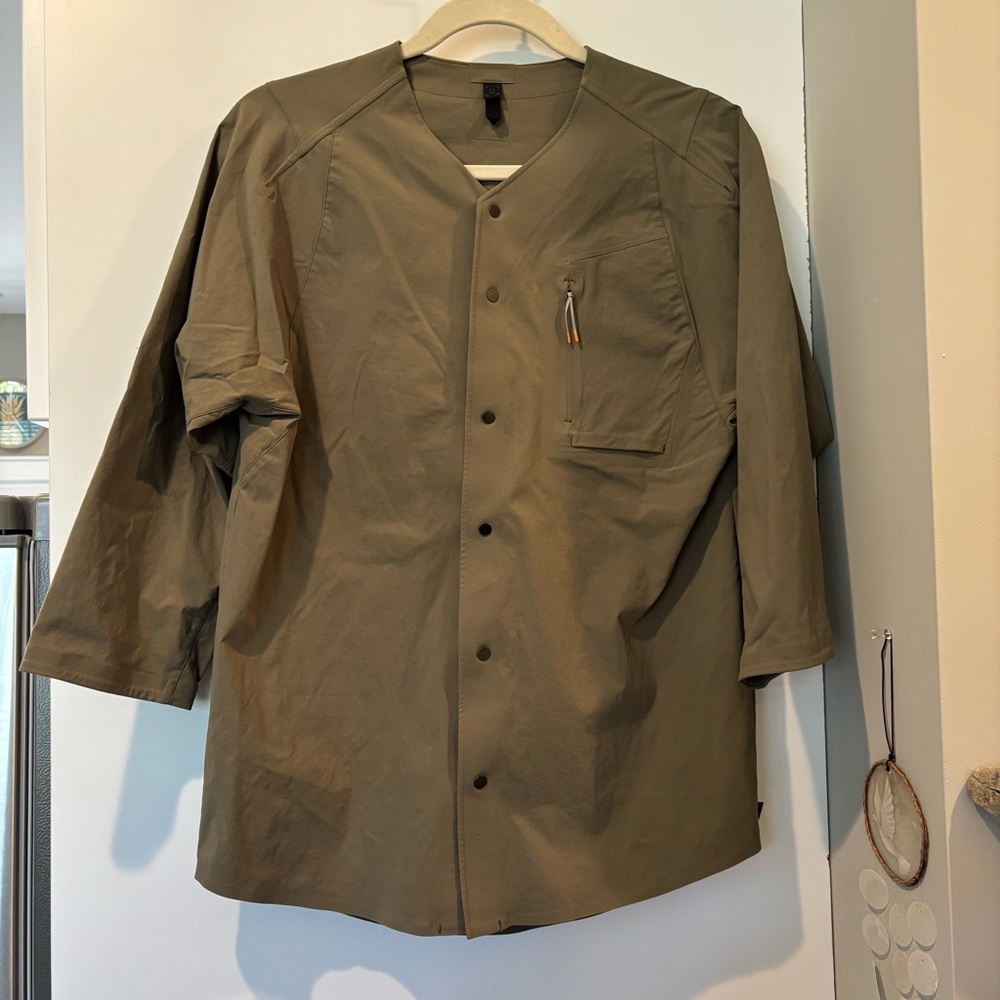 Lululemon Athletica Lab Viha shirt in light military green color size 6 NWT!